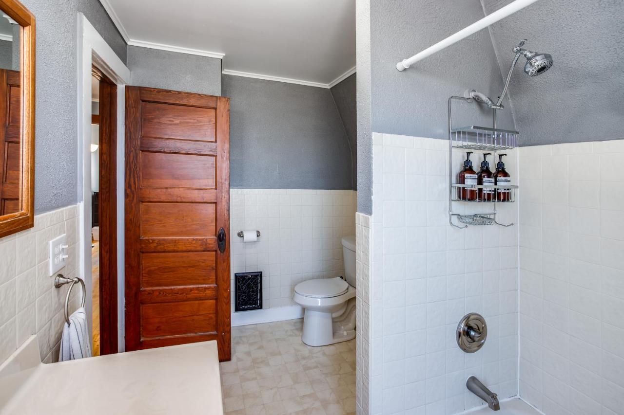Spacious Home With In-Unit Laundry, Parking, 1Gb Wifi, & Patio Deck 羅徹斯特 外观 照片