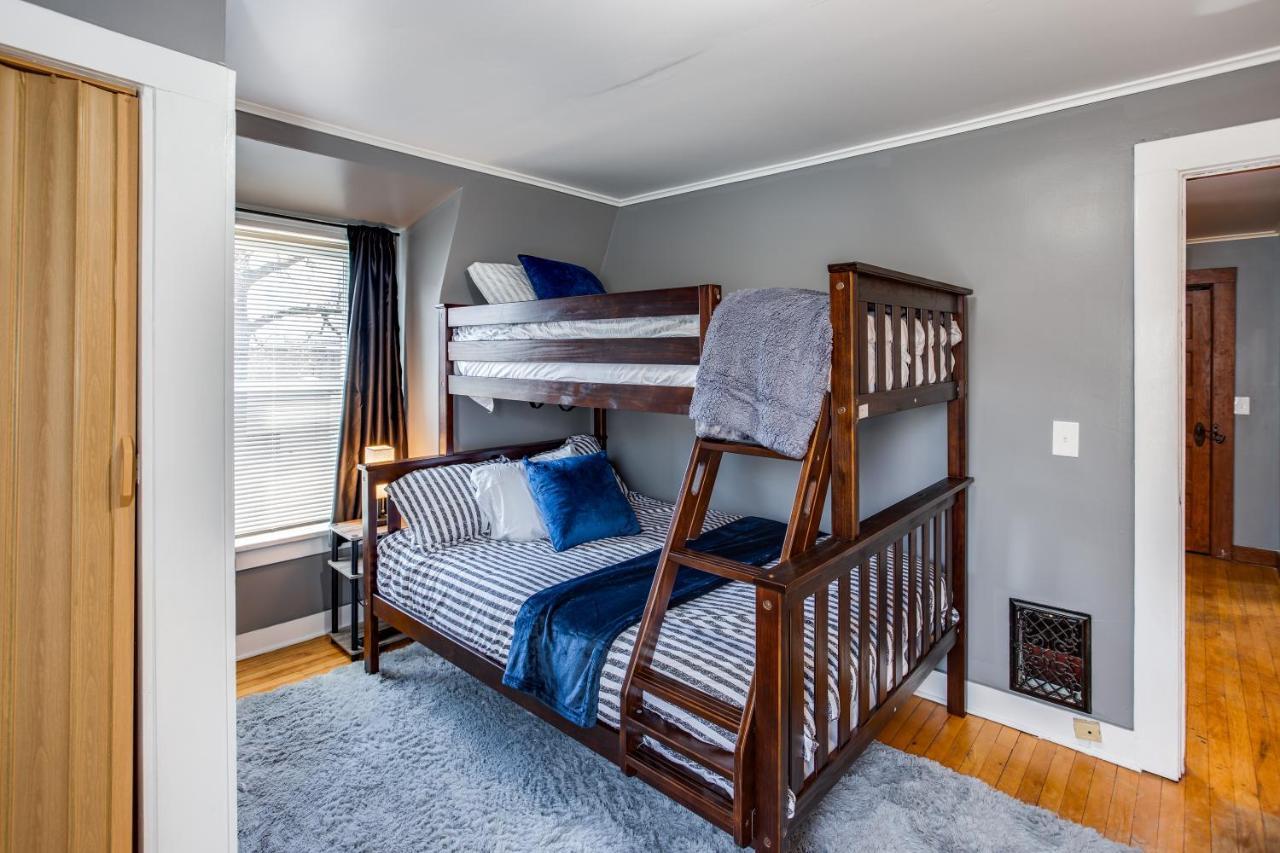 Spacious Home With In-Unit Laundry, Parking, 1Gb Wifi, & Patio Deck 羅徹斯特 外观 照片