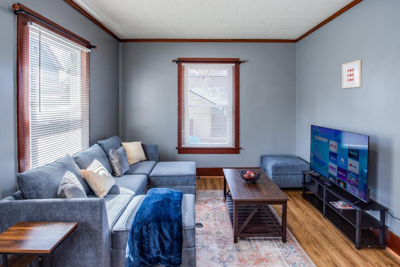 Spacious Home With In-Unit Laundry, Parking, 1Gb Wifi, & Patio Deck 羅徹斯特 外观 照片